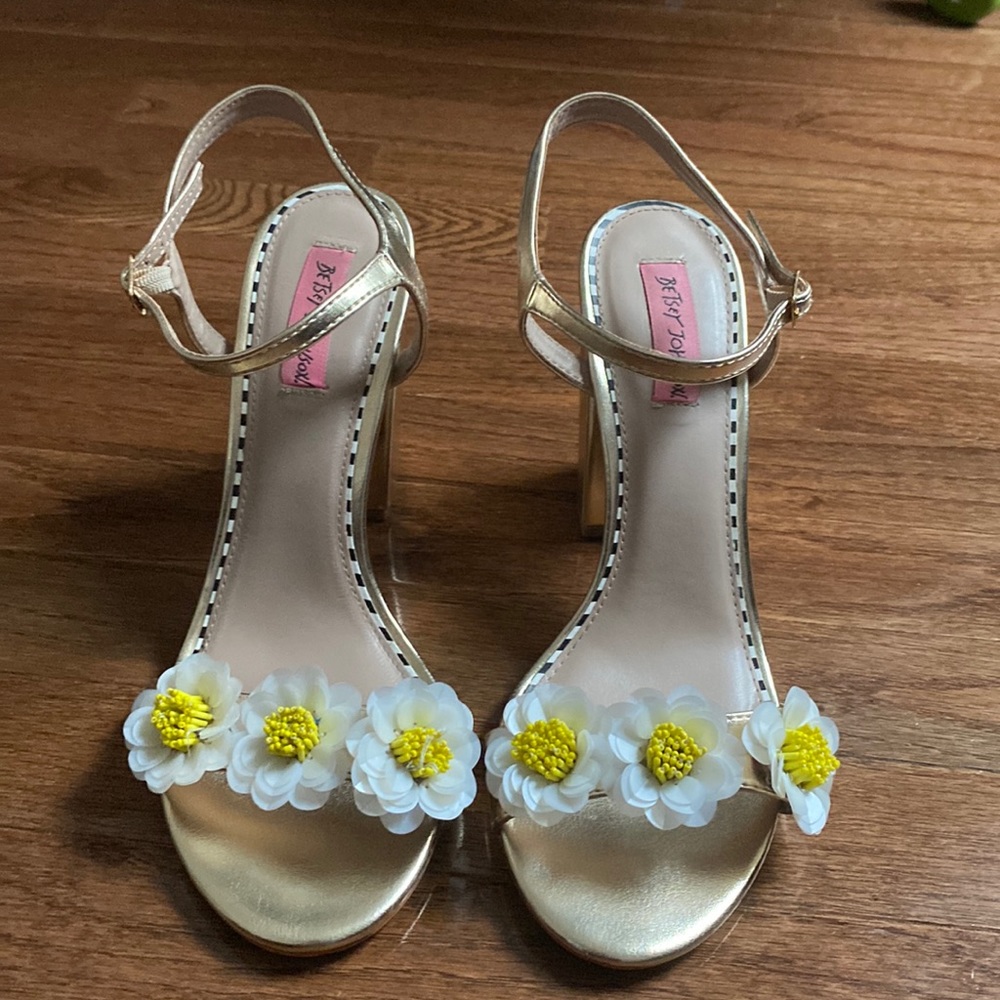 Betsy Johnson Sedona Gold Heeled Sandal. Used in very good condition.